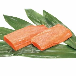 サーモンブロック刺身用 100g当り